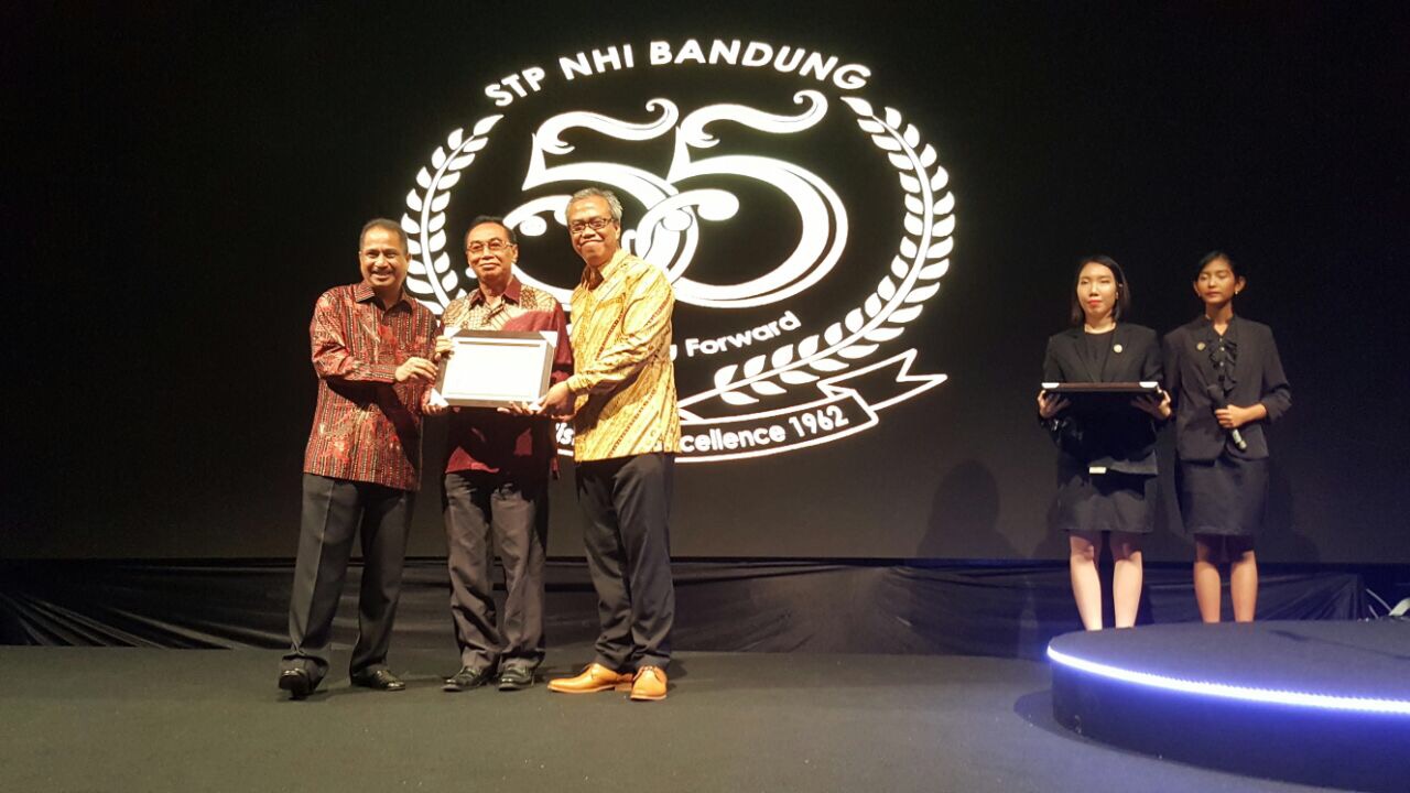 Sukses-dan-Inspiratif-Ketua-STPBI-Raih-Penghargaan-Wonderful-People-For-Wonderful-Tourism.html